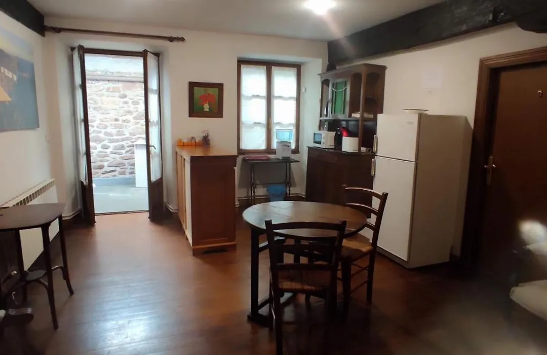 Hostal Mendaurpe-1